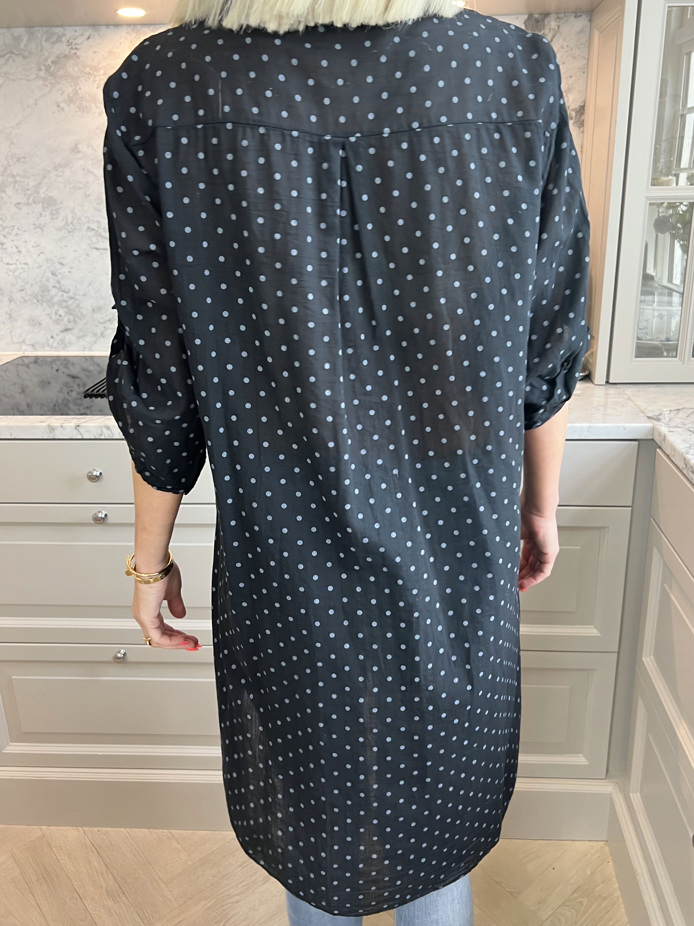 Linda - Skjorta i bomull med små prickar